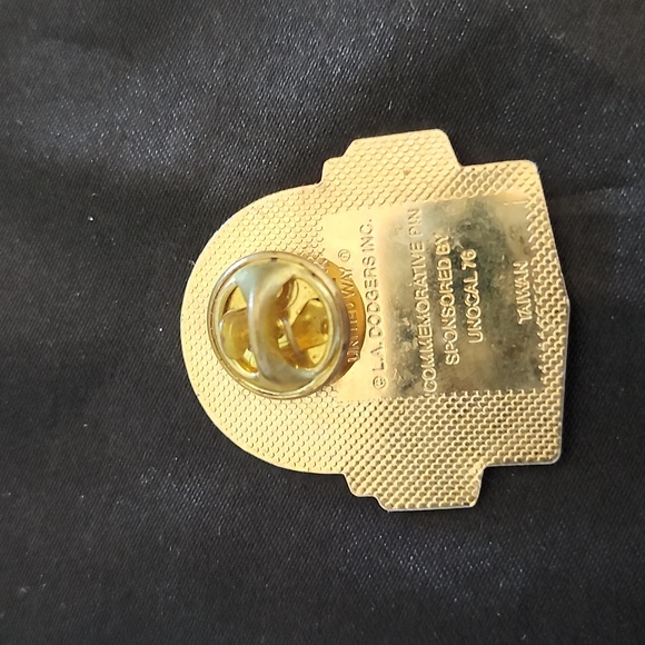 RARE 1990 Los Angeles Dodgers Pin Baseball United Way Lapel MLB Logo Club CA USA - Picture 2 of 2